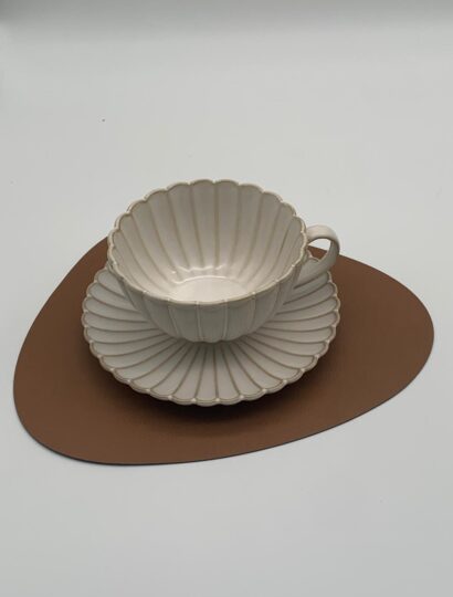 Moodfolk - Camille Tasse mit Untertasse gebrochenes weiß - 7x12,5cm